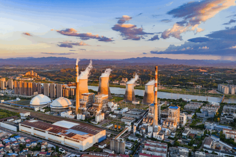 Thermisches Kraftwerk in der Dämmerung als gesicherte Leistung zur Gewährleistung der Versorgungssicherheit im Strommarkt