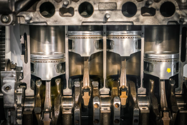 Querschnitt eines Motorkolbens in einem Verbrennungsmotor – Darstellung der thermischen Energieumwandlung und typischer Effizienzverluste einer Wärmekraftmaschine.