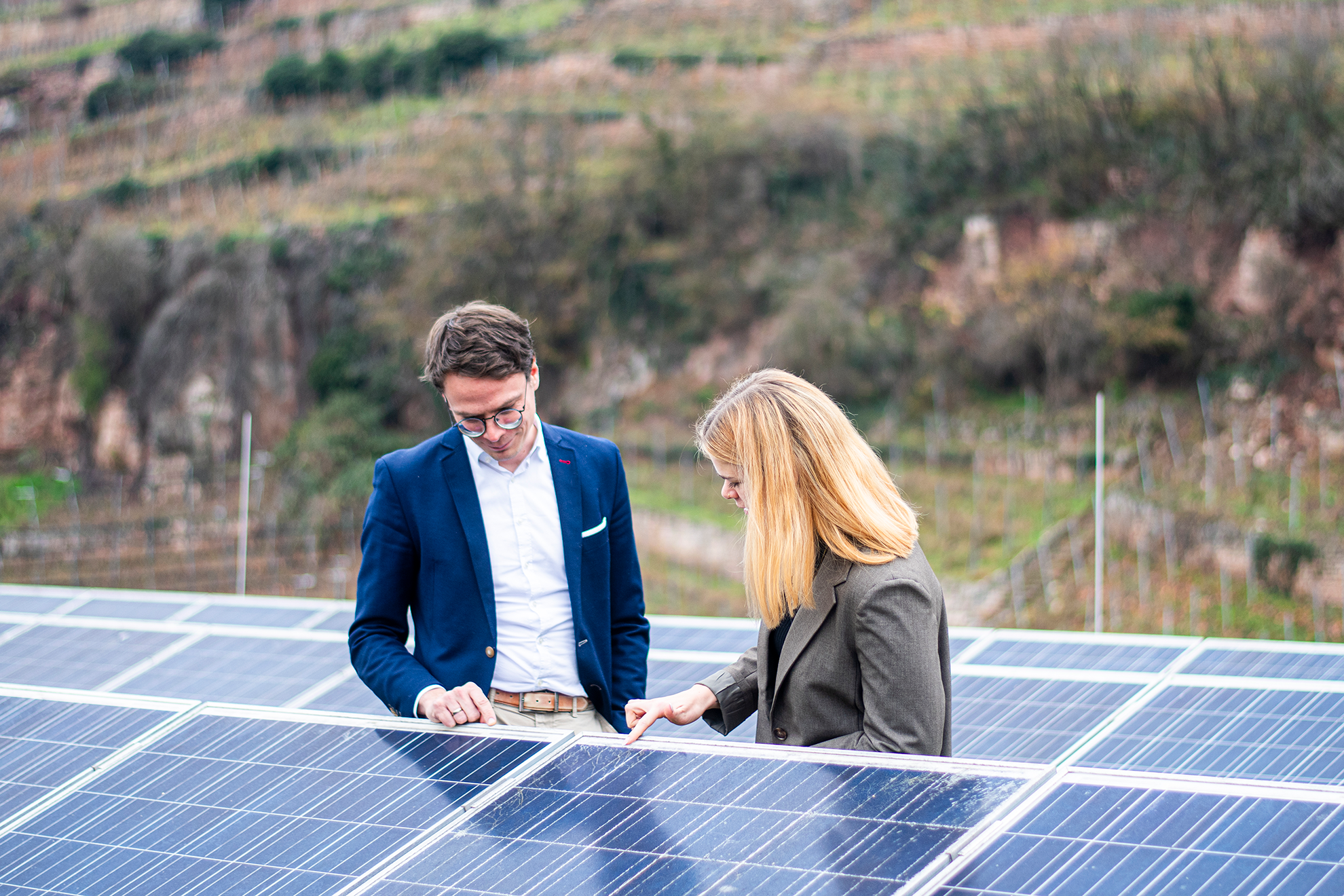 Das Team von Lupix Energy vor einer Photovoltaik-Anlage
