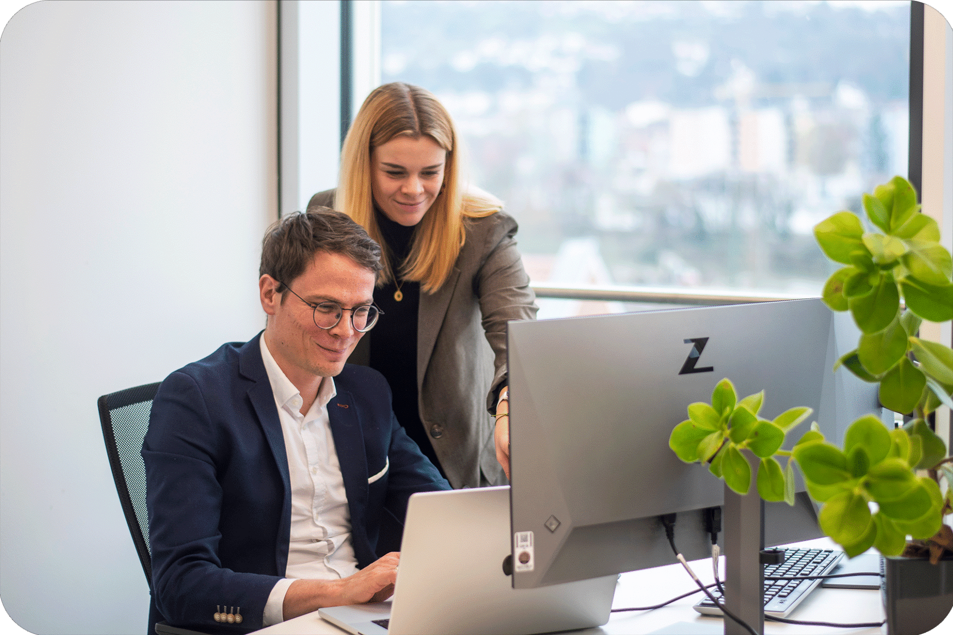 Berater von Lupix Energy arbeiten gemeinsam am Modell eines Energiesystems